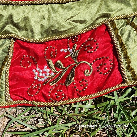 LARGE EMBROIDERD BALSAM HILL TREE SKIRT - Picture 5 of 6